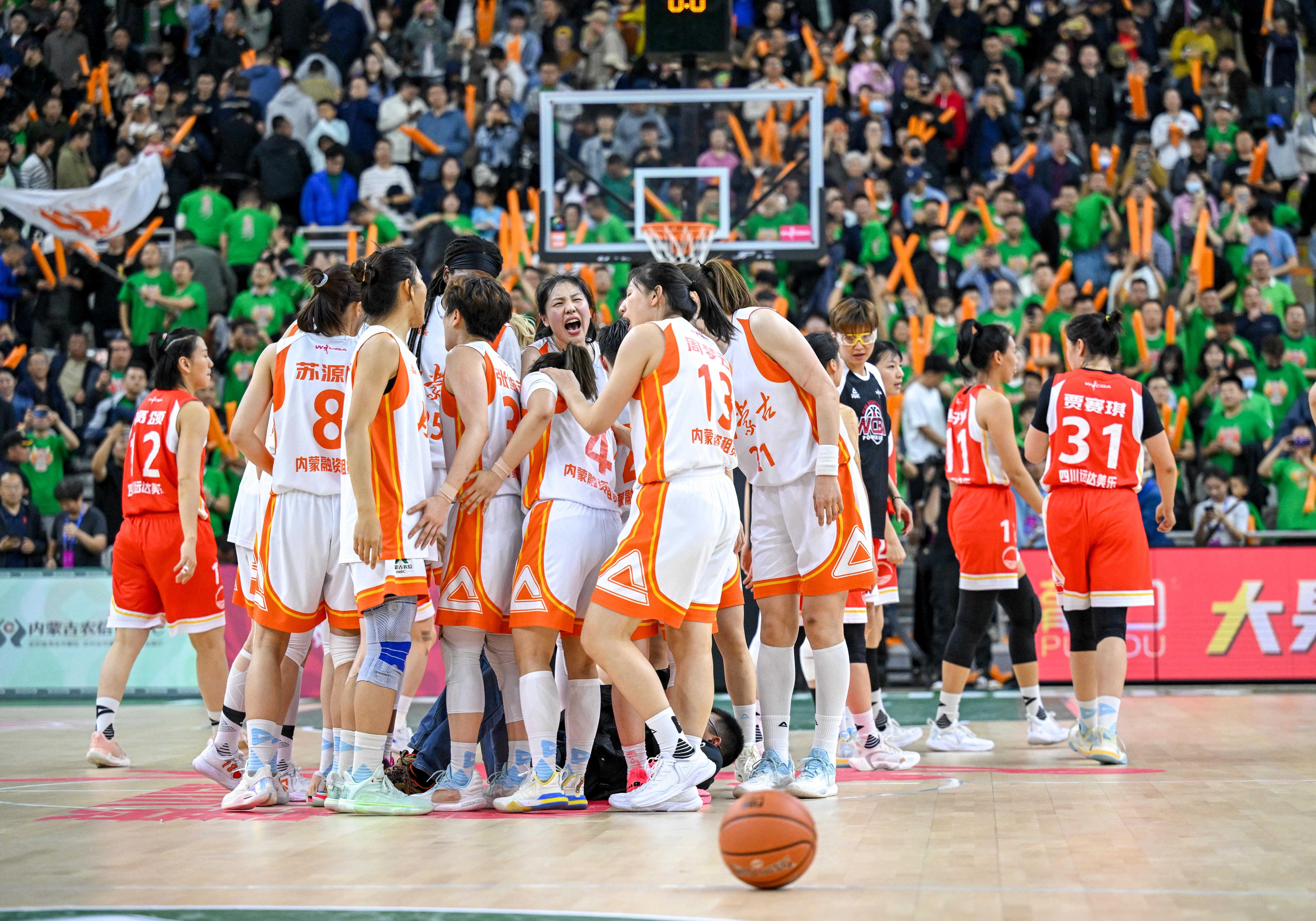 欧博官网平台-球员在赛场上挥洒的青春的汗水