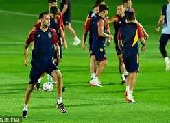 西班牙女足联赛决赛场上现独特风采的是谁